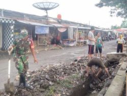 Tingkatkan Sanitasi Lingkungan, Babinsa Koramil 1407-01/Ajangale Kawal Giat Pembersihan Drainase Di Kelurahan Pompanua