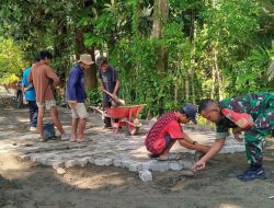 Tingkatkan Kualitas Jalan Desa, Babinsa Koramil 1407-15/Mare Bersama Warga Sumaling Pasang Paving Block