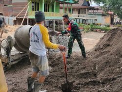 Ringankan Beban Masyarakat, Babinsa Koramil 09/Lapri Turun Tangan Dalam Pembangunan Rumah Warga