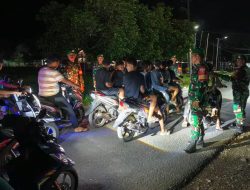 Berikan Rasa Aman, Babinsa Kodim 1407/Bone Sisir Wilayah Lewat Patroli Malam Serentak