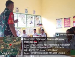 Membentuk Generasi Pancasila, Babinsa Patimpeng Koramil 19/Kahu, Kodim 1407/Bone Ajarkan Nilai Kebangsaan Kepada Murid SD