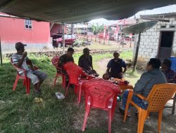 Duduk Bareng Warga, Babinsa Koramil 09/Lapri Kodim 1407/Bone Jalin Keakraban Di Desa Sengeng Palie