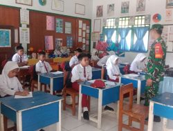 Babinsa Koramil 20/Bontocani Kodim 1407/Bone Hadir Beri Semangat Siswa SDN Inpres 10/73 Kahu