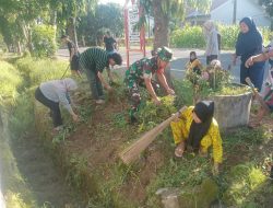 Wujudkan Lingkungan Asri, Babinsa Barebbo Kodim Bone Bersama Perangkat Desa Corawali Gelar Karya Bakti