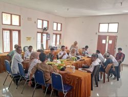 Pastikan Transparansi Anggaran, Babinsa Koramil 19/Kahu Pantau Penggunaan Dana Pemerintah Desa Batulappa