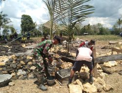 Ringankan Beban Rakyat, Babinsa Koramil 1407-05/Ulaweng Bahu Membahu Bangun Rumah Warga Di Lappadiawo