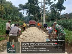 Babinsa Koramil 1407-21/Palakka Turut Berpartisipasi Bersama Warga Dalam Kegiatan Kerja Bakti Perbaikan Jalan Tani Di Wilayah Binaan