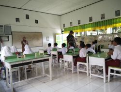 Tanamkan Disiplin Sejak Dini, Babinsa Koramil 1407-05/Ulaweng Beri Edukasi Siswa SD Inpres 12/79 Mulamenree