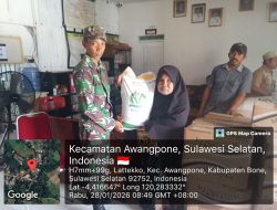 Babinsa Koramil 06/Awangpone Kodim Bone Serahkan Bantuan Sembako Bagi Warga Kurang Mampu