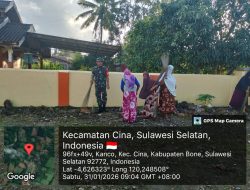 Babinsa Koramil 12/Cina Kodim Bone Bersama Ibu-Ibu PKK Bersihkan Halaman Masjid Di Desa Kanco