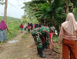 Budayakan Gotong Royong, Koramil 21/Palakka Dan Warga Desa Usa Kompak Bersihkan Lingkungan