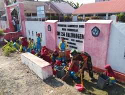 Tanamkan Budaya Bersih Sejak Dini, Babinsa Koramil 1407-17/Salomekko Ajak Siswa SDN 256 Malimongeng Karya Bakti