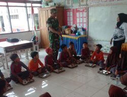 Pastikan Kelancaran Program MBG, Babinsa Koramil 1407-17/Salomekko Hadir Di Tengah Siswa SD Inpres 12/79