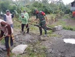 Tingkatkan Akses Transportasi : Babinsa Koramil 09/Lapri Kawal Pengecoran Jalan Di Desa Tonronge