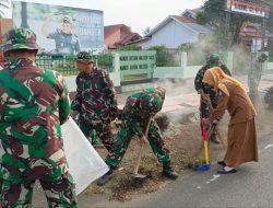 Wujudkan Lingkungan Asri, Babinsa Tanete Riattang Kodim 1407/Bone Dan Staf Kelurahan TA Gelar Aksi Bersih-Bersih