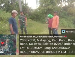 Babinsa Koramil 1407-19/Kahu Kodim Bone Tinjau Sungai Di Desa Matajang, Targetkan Pengairan Bibit Padi Maksimal