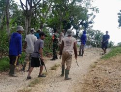 Wujudkan Jalan Desa Yang Bersih, Babinsa Koramil 1407-09/Lapri Dan Warga Tenri Pakkua Kompak Gotong Royong