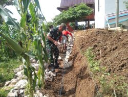Lestarikan Budaya Gotong Royong, Babinsa Koramil 08/Lamuru Kodim 1407/Bone Turun Tangan Bantu Rakyat