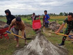 Sinergi Tanpa Batas : Babinsa Kodim 1407/Bone Koramil 17/Salomekko Terjun Langsung Bantu Pembangunan Rumah Warga