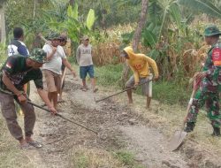 Dukung Kelancaran Panen, Babinsa Koramil 1407-01/Ajangale Kodim Bone Pelopori Pembersihan Jalan Tani