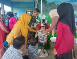 Peduli Kesehatan Anak, Babinsa Koramil 17/Salomekko Kodim 1407/Bone Kawal Program Posyandu Di Kantor Desa Tebba