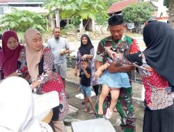 Babinsa Koramil 1407-04/Tellusiatinge Kodim Bone Bantu Kelancaran Posyandu Di Kantor Desa Lappa E