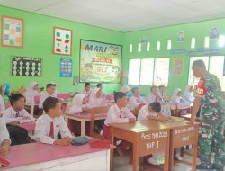Jadi Penyemangat Siswa! Babinsa Koramil 1407-05/Ulaweng-Amali Hadir Di SDN 124 Mampotu