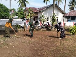 Pastikan Fasilitas Desa Bersih, Babinsa Koramil 1407-18/Kajuara Kodim Bone Intensifkan Gotong Royong