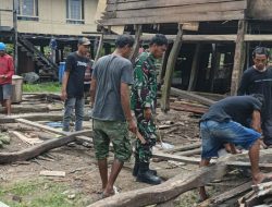 Wujudkan Hunian Layak, Babinsa Koramil 1407-18/Kajuara Kodim Bone Bahu Membahu Bedah Rumah Warga Waetuwo