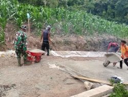 Akses Tani Makin Lancar! Babinsa Mare Kodim 1407/Bone Bahu Membahu Cor Jalan Bersama Warga Ujung Tanah