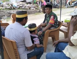Babinsa Koramil 1407-15/Mare Kodim Bone Pantau Kondisi Desa Lewat Dialog Santai Bersama Warga