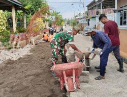 Wujudkan Jalan Mulus, Babinsa Koramil 1407-03/Cenrana Pimpin Aksi Gotong Royong Pasang Paving Blok