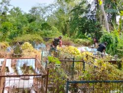 Jaga Warisan Leluhur, Babinsa Buareng Koramil 1407-18/Kajuara Kodim Bone Dan Warga Buareng Kompak Bersihkan Makam