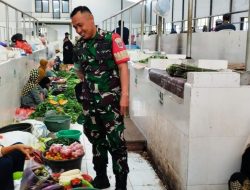 Babinsa Koramil 1407-11/Barebbo Aktif Pantau Kondisi Pasar, Perkuat Komunikasi dengan Pedagang dan Pembeli