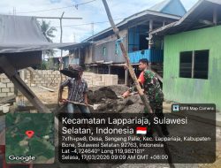 Babinsa Koramil 09/Lapri Kodim 1407/Bone Bantu Warga Bangun Rumah Di Desa Sengeng Palie