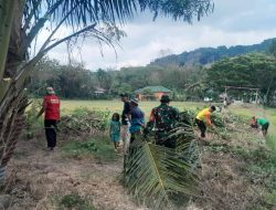 Cegah Bahaya Pohon Tumbang, Babinsa Koramil 1407-02/Dua Boccoe Pimpin Pembersihan Ranting Di Dusun 2 Cabbeng