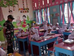 Pastikan Gizi Terpenuhi, Babinsa Koramil 1407-19/Kahu Kodim Bone Pantau Program Makan Bergizi Di Palattae