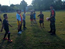 Babinsa Koramil 1407-05/Ulaweng Kodim Bone Berikan Arahan Positif Bagi Pemuda Desa Cani Sirenreng Di Lapangan Bola