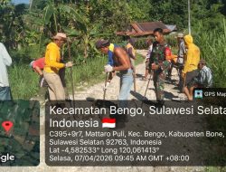Cegah Kendala Transportasi, Babinsa Koramil 1407-09/Lapri Dampingi Penimbunan Jalan Berlubang