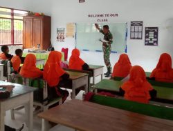 Jadi Motivator : Anggota Koramil 1407-17/Salomekko Kodim Bone Beri Suntikan Semangat Di SDN 254 Tebba