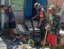 Langkah Cepat Babinsa Koramil 1407-07/Tanete Riattang Kodim Bone Bantu Warga Bersihkan Selokan Yang Tersumbat