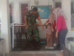 Sinergi Cegah Stunting : Babinsa Koramil 1407-13/Sibulue Kodim Bone Kawal Layanan Kesehatan Di Desa Polewali