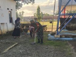 Kompak! Babinsa Koramil 1407-12/Cina Bersama Staf Kelurahan Tanete Gelar Aksi Bersih Lingkungan