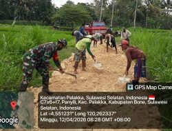 Gercep! Babinsa Koramil 21/Palakka Kodim 1407/Bone Benahi Jalan Rusak Di Wilayah Binaan