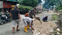 Bahu-Membahu, Babinsa Koramil 1407-04/Tellusiatinge Kodim Bone Dan Warga Tambal Jalan Rusak Di Wedda E