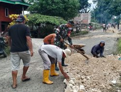 Bahu-Membahu, Babinsa Koramil 1407-04/Tellusiatinge Kodim Bone Dan Warga Tambal Jalan Rusak Di Wedda E