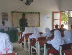 Tingkatkan Kedisiplinan Siswa, Babinsa Koramil 1407-16/Tonra Kodim Bone Sambangi SDN 253 Padatuo