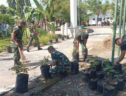 Lingkungan Bersih, Pelayanan Maksimal : Anggota Koramil 13/Sibulue Kodim Bone Kompak Benahi Markas