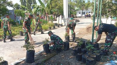 Lingkungan Bersih, Pelayanan Maksimal : Anggota Koramil 13/Sibulue Kodim Bone Kompak Benahi Markas