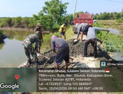 Semangat Gotong Royong, Babinsa Koramil 13/Sibulue Kodim 1407/Bone Terjun Langsung Dalam Karya Bakti